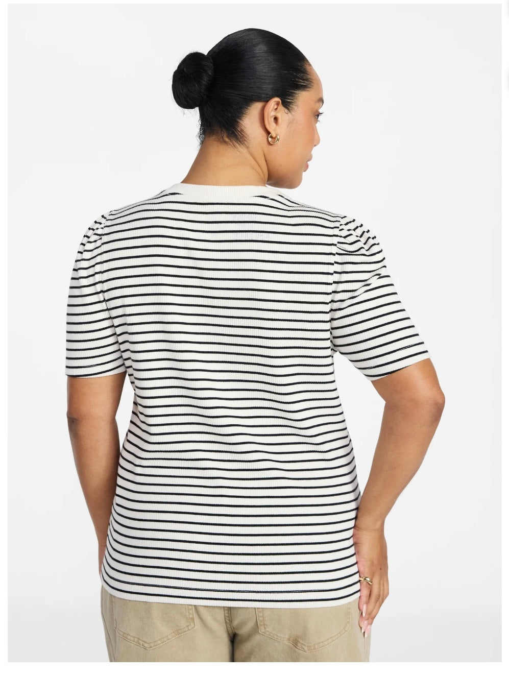 Terra & Sky Women's Plus Size Crewneck Top with Short Puff Sleeves