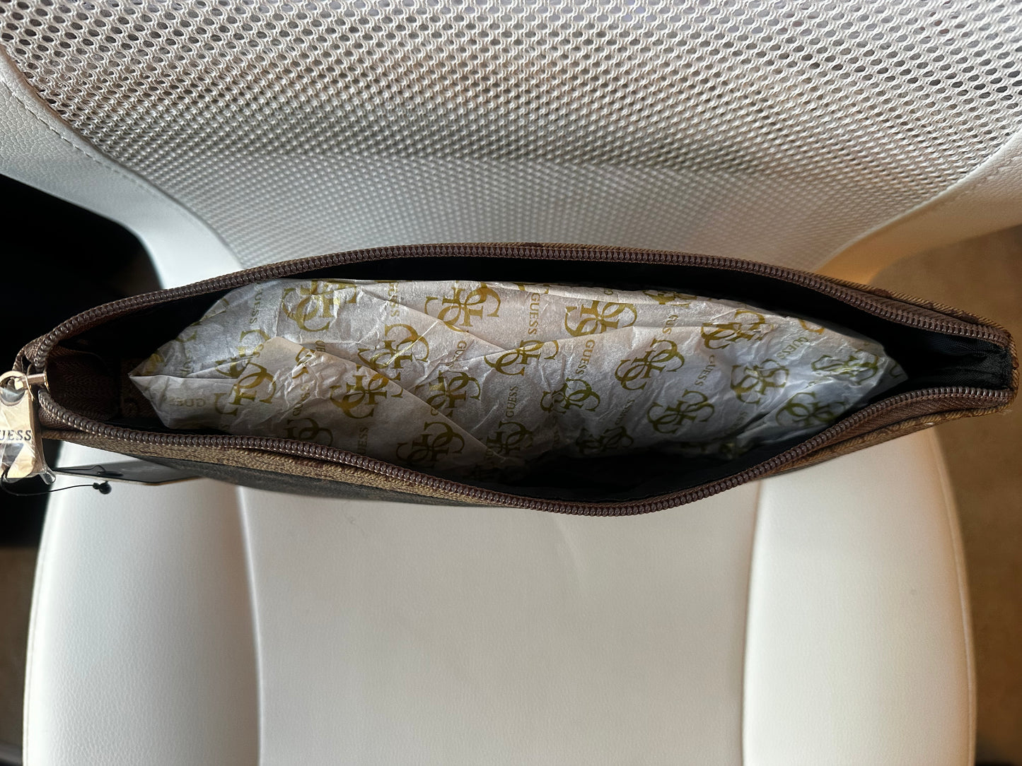🧳 GUESS Oak Park Travel Makeup Case